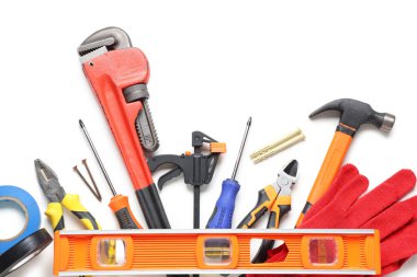 Beyaz arkaplanda eldivenler ve inşaat araçları