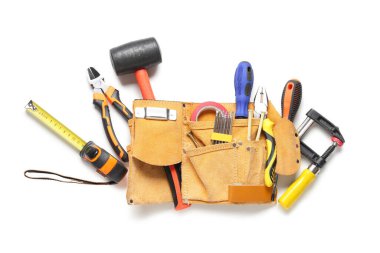 Beyaz arkaplanda inşaat araçları olan kemer