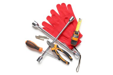 Beyaz arkaplanda eldivenler ve inşaat araçları