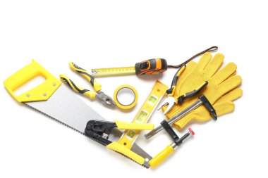 Beyaz arkaplanda eldivenler ve inşaat araçları