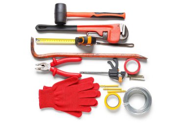 Beyaz arkaplanda eldivenler ve inşaat araçları