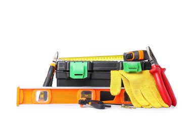 Beyaz arkaplanda eldiven ve inşaat araçları olan kutu