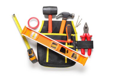 Beyaz arkaplanda inşaat araçları olan kemer