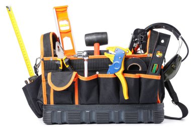 Beyaz arka planda koruyucu kulaklıkları ve inşaat aletleri olan çanta