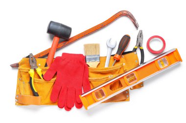 Beyaz arka planda eldivenli kemer ve inşaat araçları