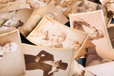 Akrabaların birçok eski fotoğrafı. Aile ağacı kavramı