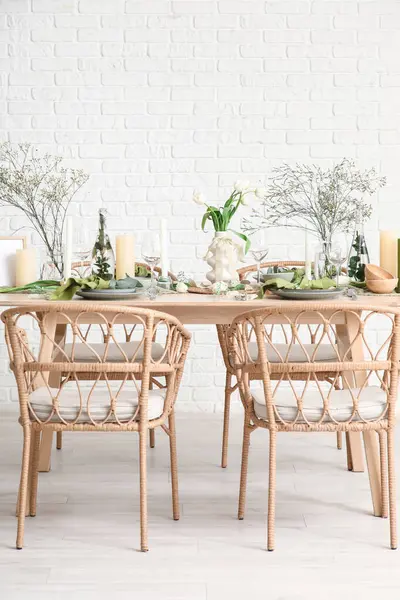 Hafif yemek odasında güzel çiçekler ve mumlar olan zarif bir masa.