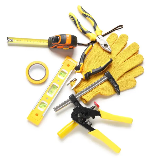 Beyaz arkaplanda eldivenler ve inşaat araçları