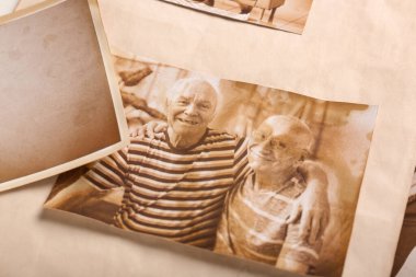 Akrabaların eski fotoğrafları, yakın plan. Aile ağacı kavramı