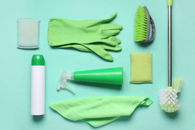 Deterjan ve farklı temizlik malzemeleriyle renklendirilmiş kompozisyon