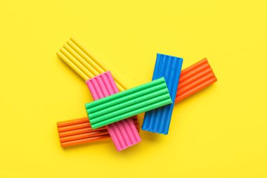 Sarı arkaplanda renkli plastikler