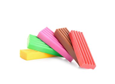 Beyaz arka plan üzerinde renkli hamuru