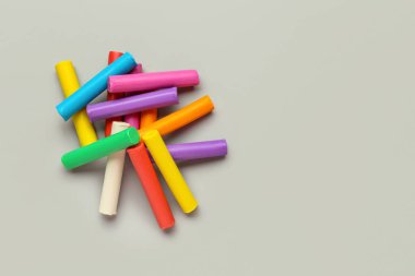 Gri arkaplanda renkli plastik yığını