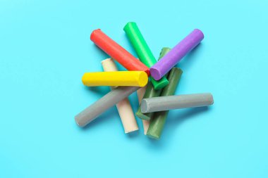 Mavi arka planda renkli plastikler yığını