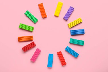 Pembe arka planda renkli plastikten yapılmış çerçeve