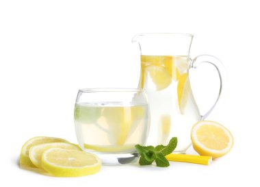Beyaz arka planda izole edilmiş sürahi ve bir bardak taze limonata.
