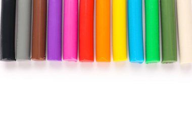 Beyaz arkaplanda çok renkli plastikler, yakın plan