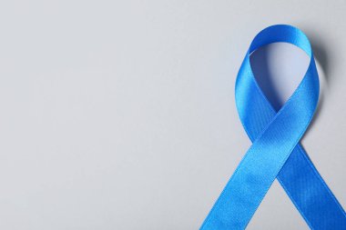 Gri arka planda mavi kurdele. Prostat kanseri farkındalığı