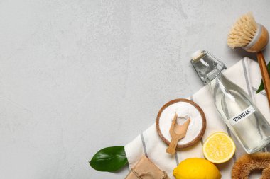 Grunge arkaplanındaki temizlik ve fırçalar için doğal ürünlerle kompozisyon