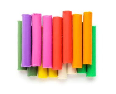 Beyaz arka plan üzerinde renkli hamuru