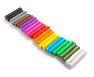 Beyaz arkaplanda çok renkli plastikler var