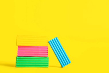 Sarı arkaplanda renkli plastikler