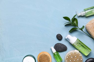 Farklı spa malzemeleri ve mavi arka planda yaprakları olan güzel bir kompozisyon.