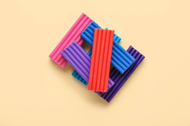 Bej arka planda renkli plastikler