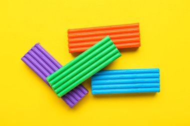 Sarı arkaplanda renkli plastikler