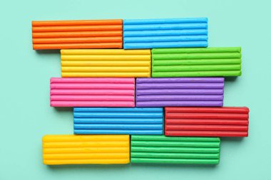 Turkuaz arka planda birçok renkli plastiksi