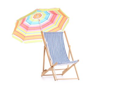 Beyaz arka planda izole edilmiş renkli plaj şemsiyeli çizgili sandalye.