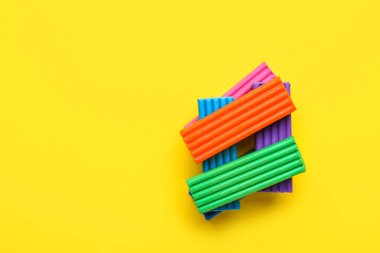 Sarı arkaplanda renkli plastikler