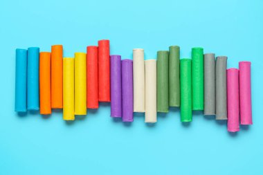 Mavi arkaplanda çok renkli plastikler var