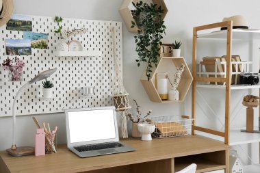 Çalışma yeri, tahta ve rafları olan ışık ofisinin içi