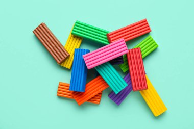 Turkuaz arka planda renkli plastikler yığını