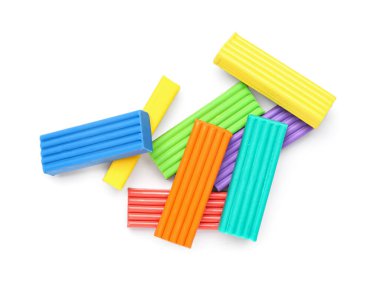 Beyaz arkaplanda renkli plastikler yığını