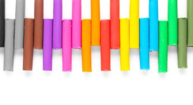 Beyaz arkaplanda çok renkli plastikler var