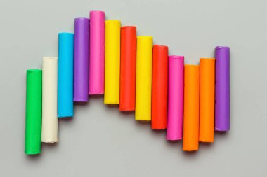 Gri arkaplanda çok renkli plastikler var