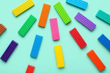 Turkuaz arka planda birçok renkli plastiksi