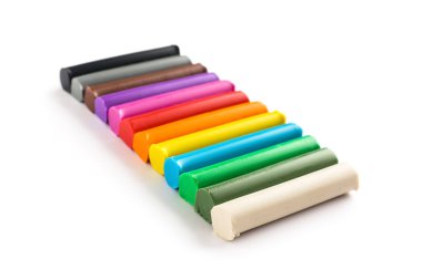 Beyaz arkaplanda çok renkli plastikler var