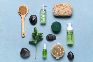 Farklı spa malzemeleri ve mavi arka planda yaprakları olan güzel bir kompozisyon.