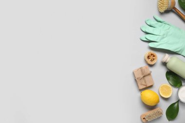 Gri arka planda doğal ürünler ve temizlik malzemeleri içeren bileşim