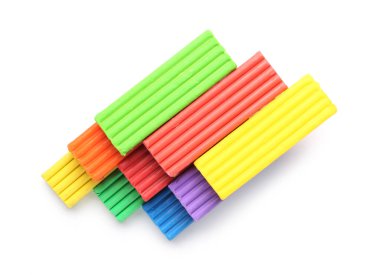 Beyaz arkaplanda çok renkli plastikler var
