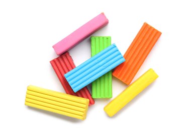 Beyaz arkaplanda çok renkli plastikler var
