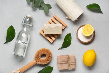 Doğal ürünlerle bileşim, temizlik malzemeleri ve grunge arkaplanındaki bitki yaprakları