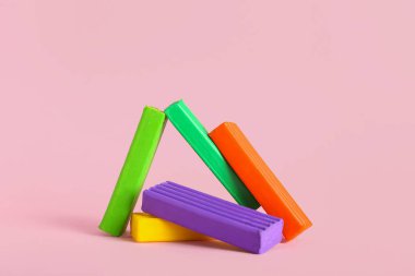 Pembe arka planda renkli plastikler