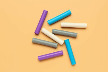 Turuncu arka planda renkli plastikler