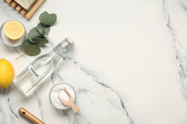 Açık arkaplan üzerine doğal temizlik ve okaliptüs ürünleri bileşimi