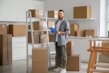 Depoda çalışan erkek satıcı.