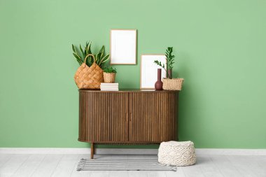 Klozet, yeşil bitkiler ve boş çerçeveli odanın içi